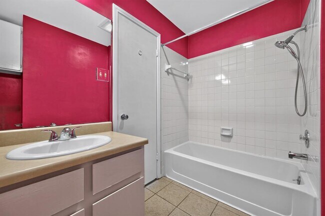 Building Photo - 801 Kavanagh Dr