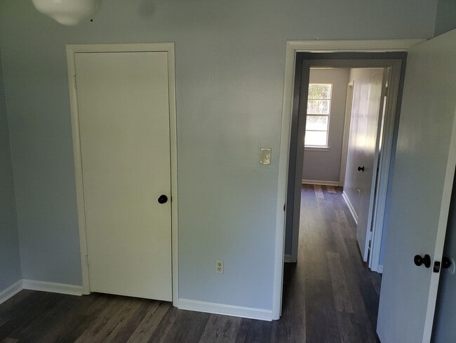 Building Photo - Spacious, quiet neighborhood