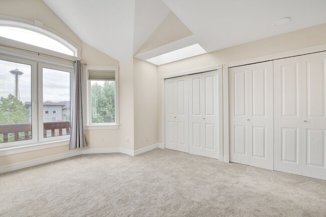 Building Photo - Rooftop Deck & Convenient Seattle Location
