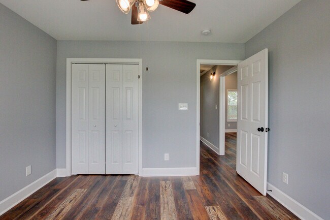 Building Photo - 133 Riverbend Dr