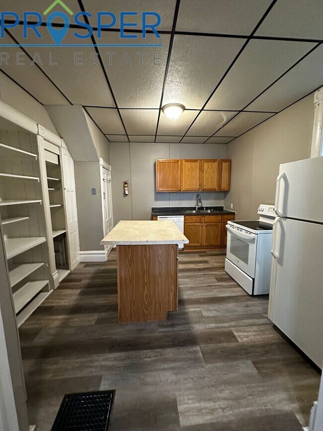 Building Photo - Charming 4 Bedroom House on Earl Street - Available June 2026