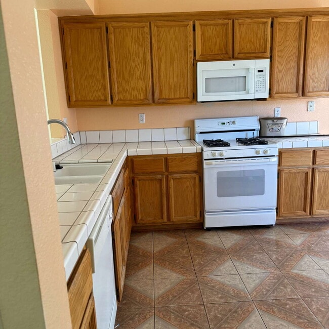 Building Photo - Great location near park and shopping