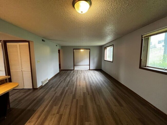 Building Photo - $1,100 | 2 Bedroom, 1 Bathroom Condo | No ...