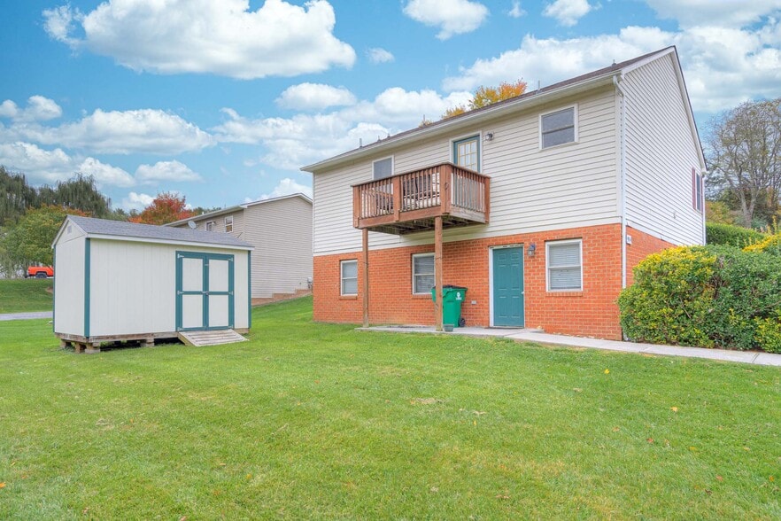Building Photo - 913 Giles Rd