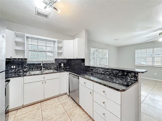 Building Photo - 530 NE 34th St