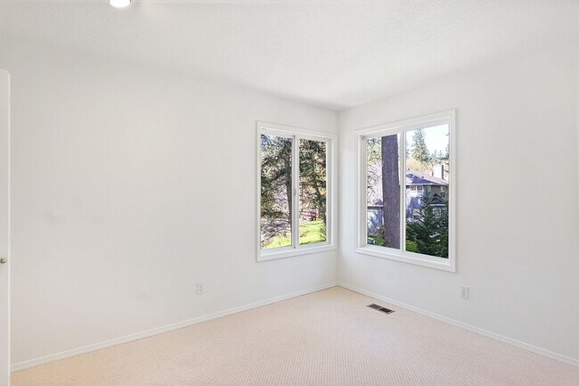 Building Photo - Elegant & Serene 3-Bedroom, 2 Bathroom Home Retreat in Desirable Arnold Creek