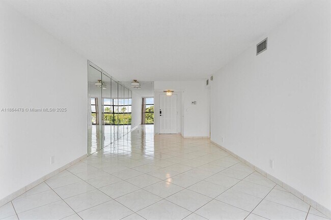 Building Photo - 600 Parkview Dr
