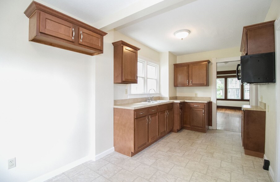 Building Photo - 701 Hampton Ave