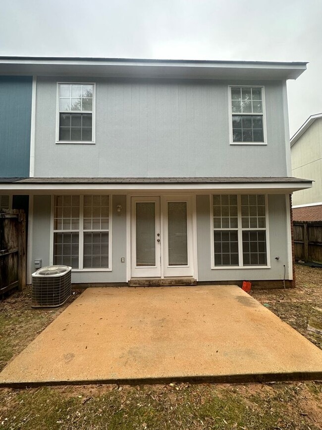 Building Photo - Dunwoody Subdivision - End Unit!  EXTRA PARKING!