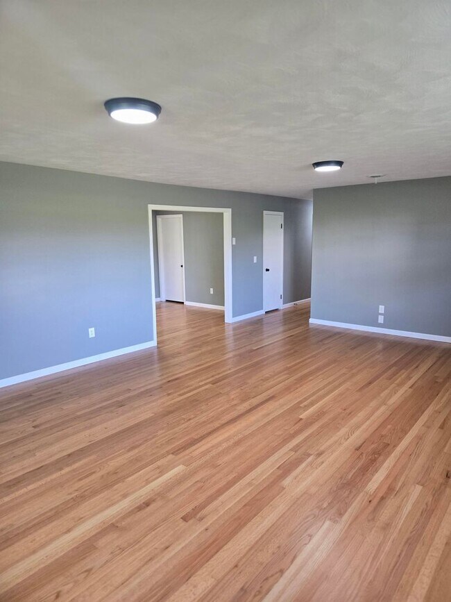 Building Photo - Charming 3-Bedroom Brick Home in Town – Newly Remodeled!