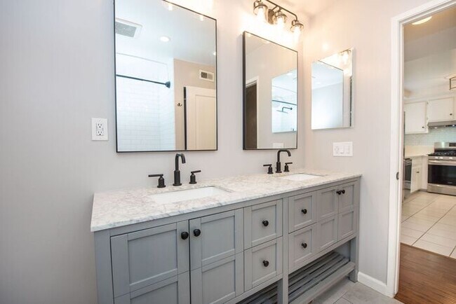 Building Photo - Walk to the Beach