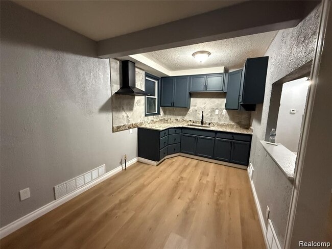 Building Photo - 20084 Greenview Ave