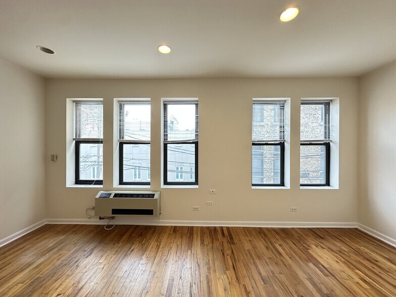 Building Photo - 909 W Dakin St