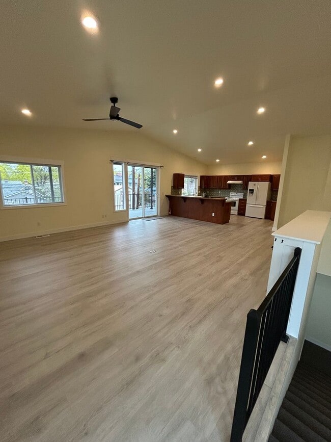 Building Photo - 2 Bedroom | 2 Bathroom Upstairs Duplex