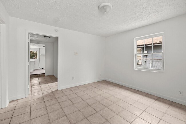 Building Photo - Move-in Special: Receive a $300 gas card with approved application and signed lease.-253 John Mor...