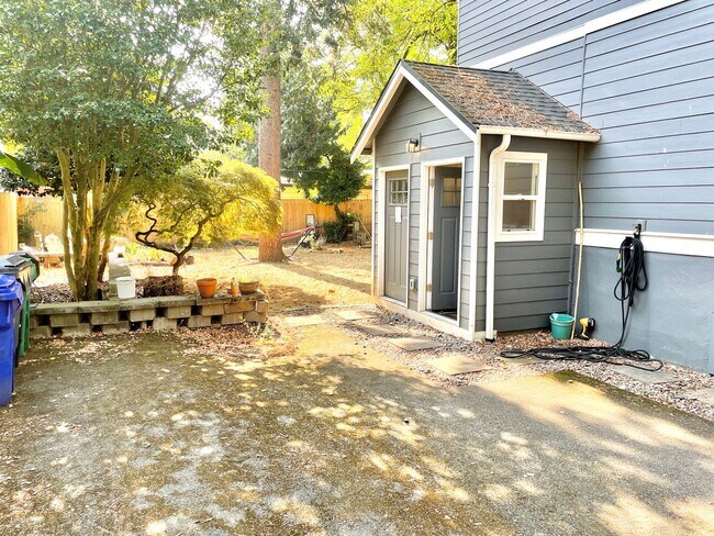 Building Photo - 122 NE Beech St