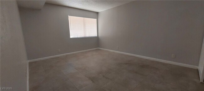 Building Photo - 1420 E Vegas Valley Dr