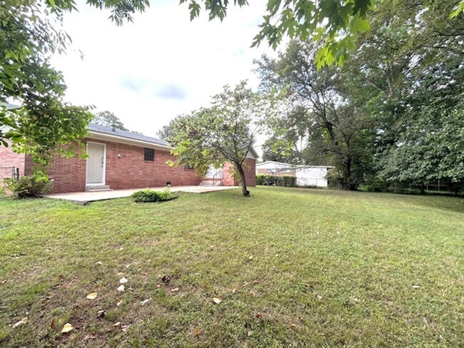 Building Photo - $500 Move In Special-or-$100 off monthly r...
