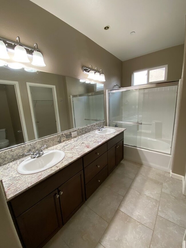 Building Photo - NW Visalia Home Available now, October SPE...
