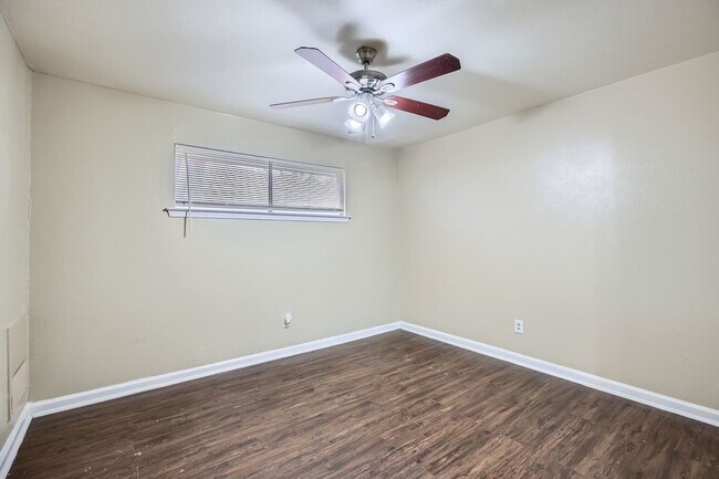 Building Photo - 1724 Midcrest Dr