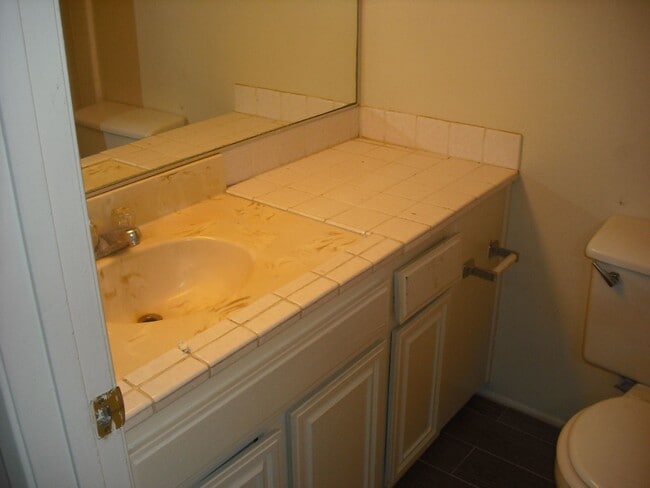 Building Photo - Popular townhouse in great location