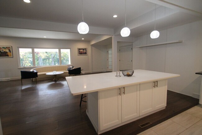 Building Photo - 421 Lakeside Dr