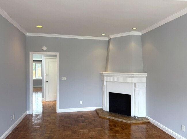 Building Photo - UPDATED BRIGHT 1500/ft 3BR/2BR+Bonus+1GR H...