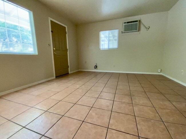 Building Photo - Absolutely ADORABLE/Spacious 2/2 Duplex!  ...