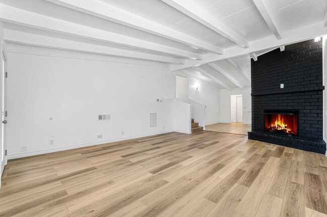 Building Photo - Updated three bed two bath house in Thousand Oaks with attached garage