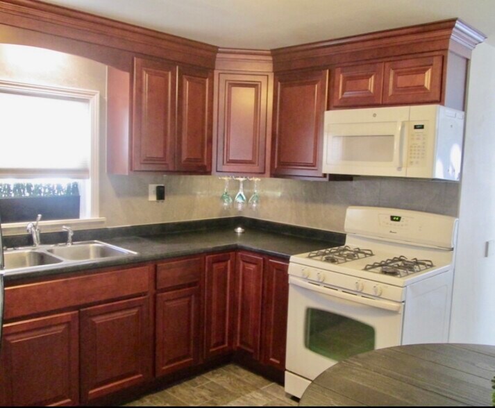 Building Photo - 11 Meadow St