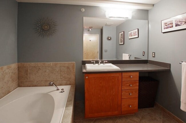 Building Photo - 400 Village Pkwy