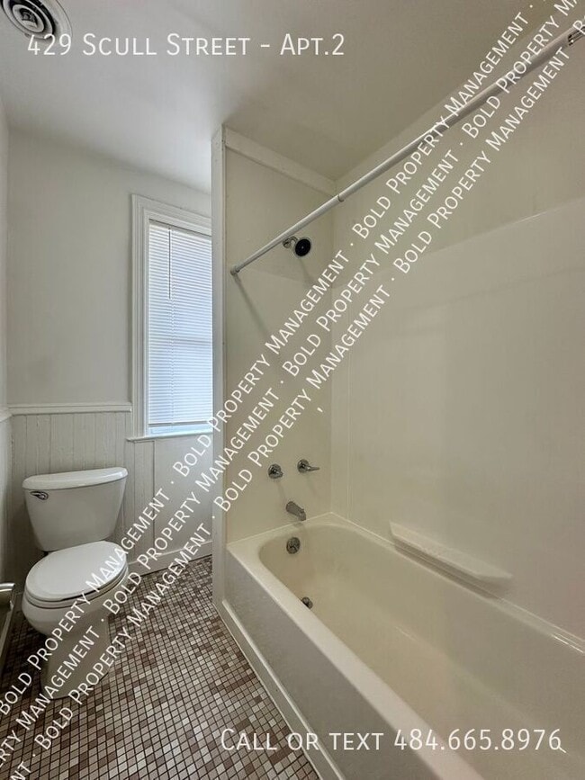 Building Photo - 429 Scull St