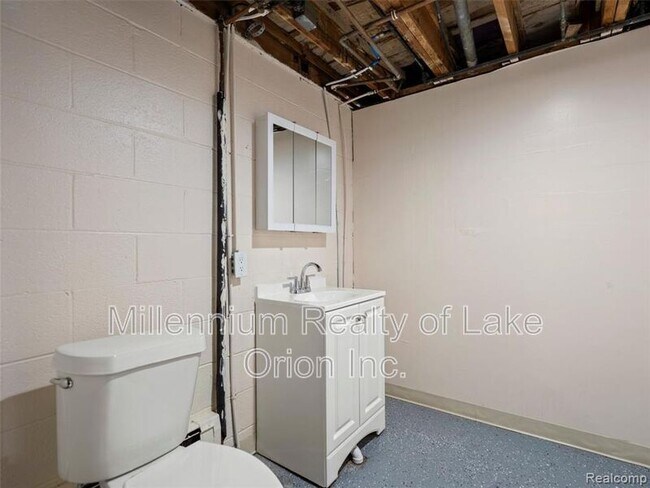 Building Photo - 24034 Meadowlark St