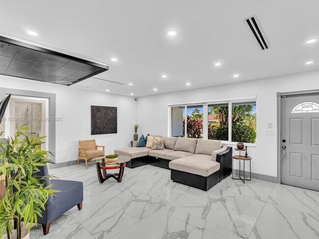 Building Photo - 440 SE 8th Ave