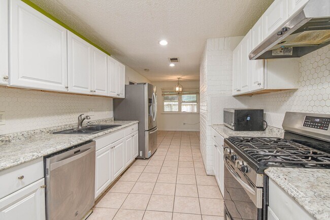 Building Photo - 12054 Plumpoint Dr