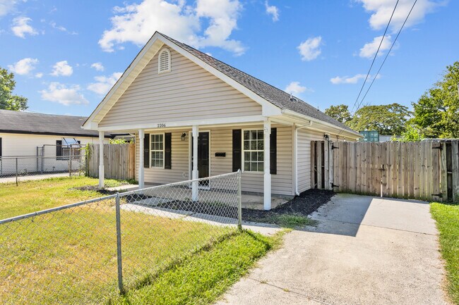 Building Photo - 2206 Berkley Ave