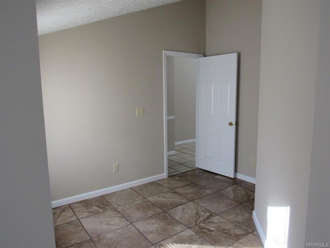 Building Photo - 6269 Bell Gables