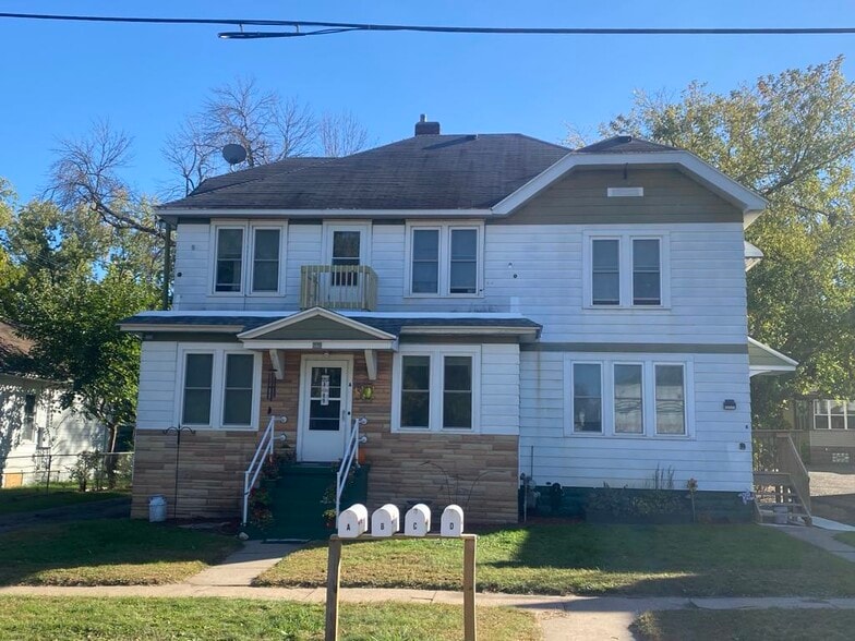 Front of Building - 215 Maple Street - 215 Maple St