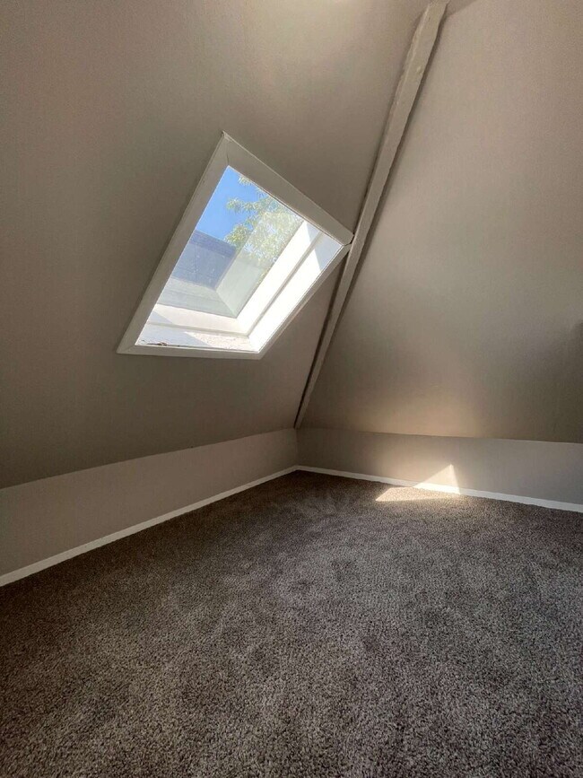 Building Photo - Spacious 3-Bedroom, 2-Bathroom Apartment with **Portable AC Unit Included** in NW Portland