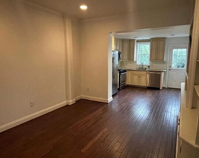 Building Photo - Spacious Fully Renovated 4BR Home with 2 Full Baths – Prime Manayunk Location!