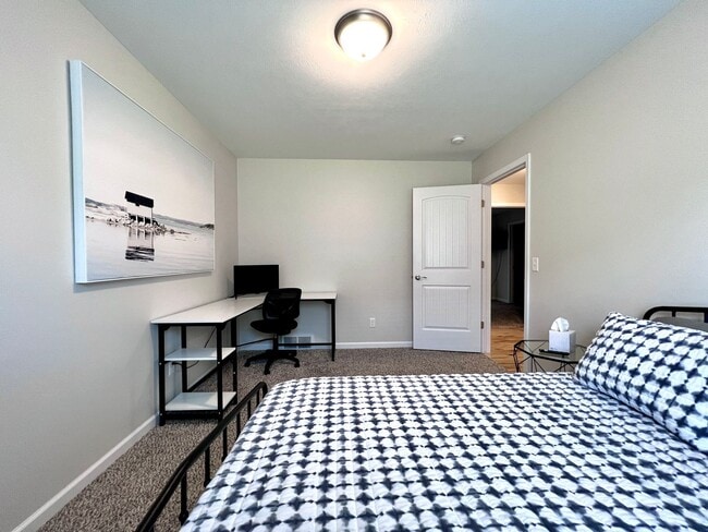 Building Photo - Gorgeous Furnished Home-Ready for move in ...