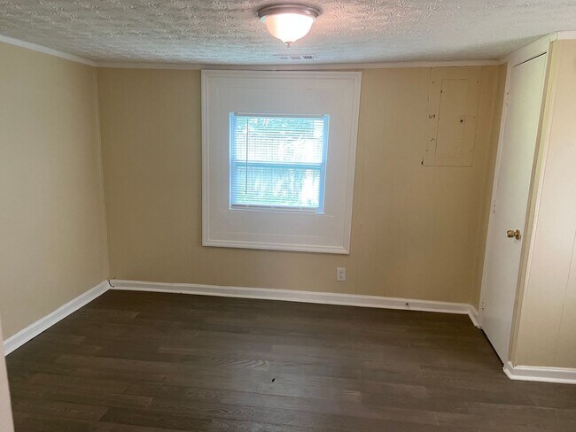 Building Photo - **UPCOMING**3 BEDROOM  / 1 BATHROOM HOUSE ...
