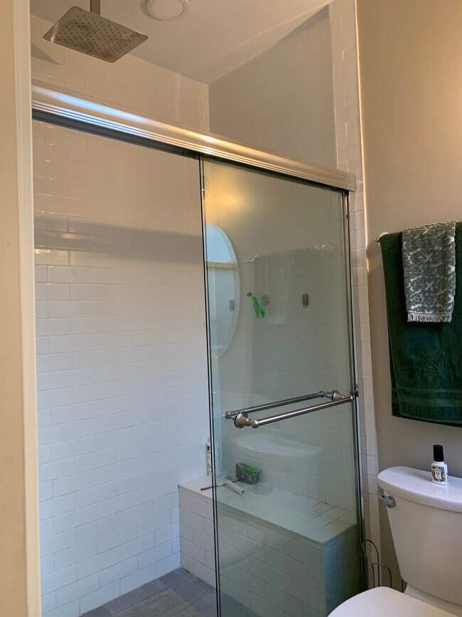 Building Photo - 910 Lake St