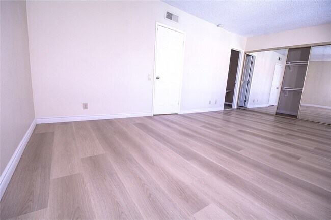 Building Photo - 848 W Huntington Dr