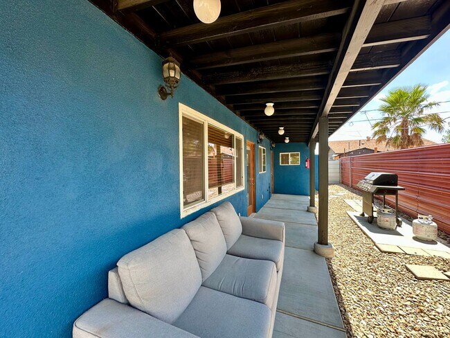 Building Photo - AVAILABLE NOW!! 3 BEDROOM 3 BATHROOM HOME IN JOSHUA TREE!