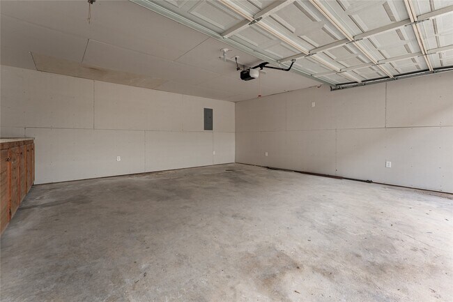 Building Photo - 9919 Golden Sunshine Dr