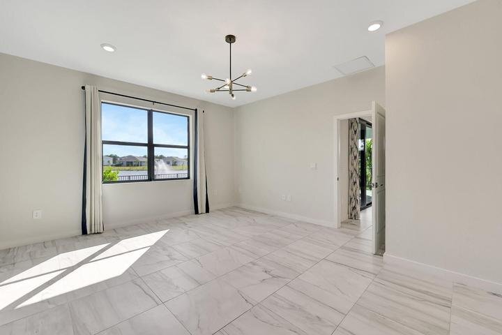 Building Photo - 6007 SE Sky Blue Cir