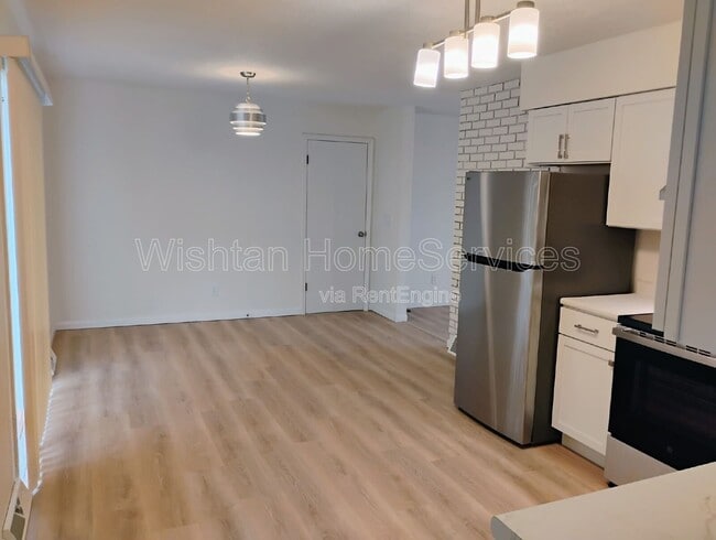 Building Photo - 22 N 17th Ave