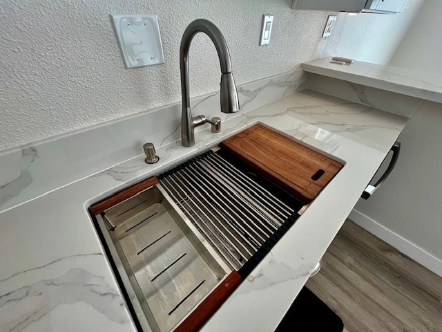 Chef's stainless steel sink with accessories - 1327 La Palma St