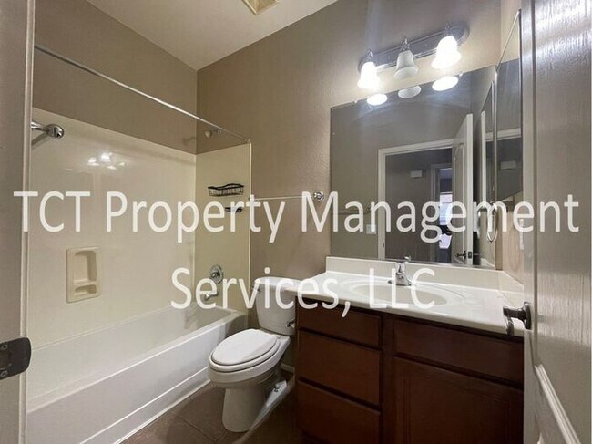 Building Photo - Spacious Home in Great Location!